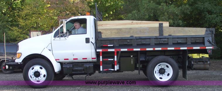 image for item C5585 2000 Ford F650 Super Duty dump truck