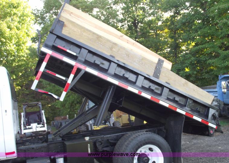 image for item C5585 2000 Ford F650 Super Duty dump truck