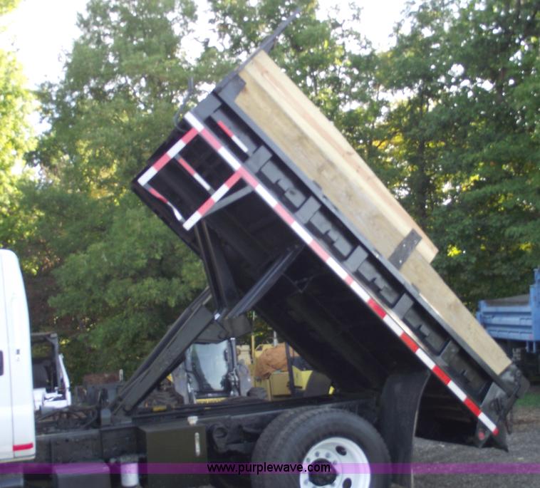 image for item C5585 2000 Ford F650 Super Duty dump truck
