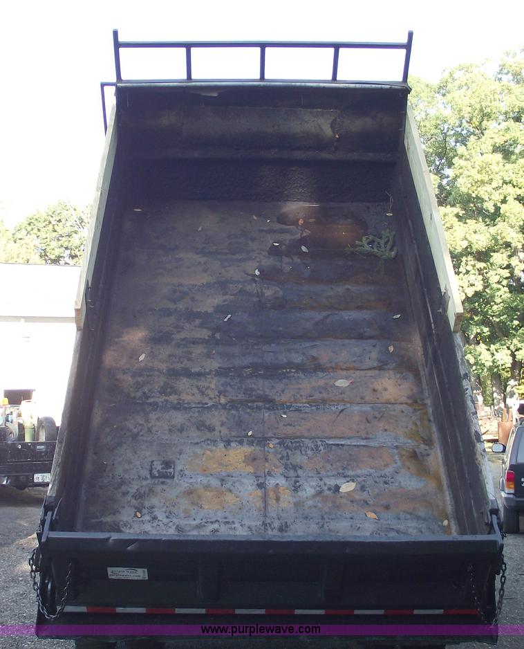 image for item C5585 2000 Ford F650 Super Duty dump truck