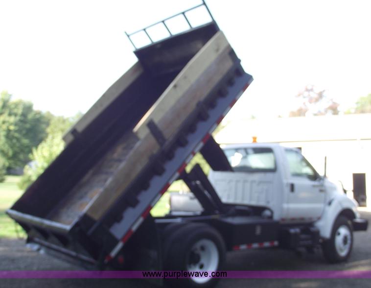 image for item C5585 2000 Ford F650 Super Duty dump truck