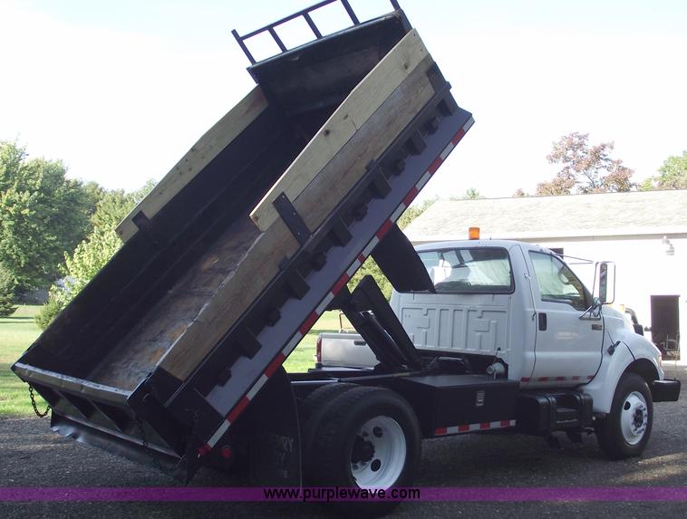 image for item C5585 2000 Ford F650 Super Duty dump truck
