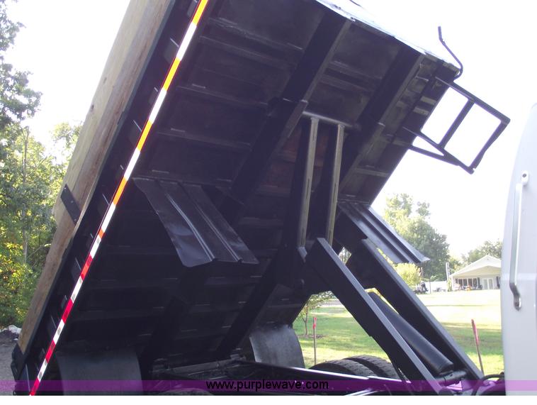 image for item C5585 2000 Ford F650 Super Duty dump truck