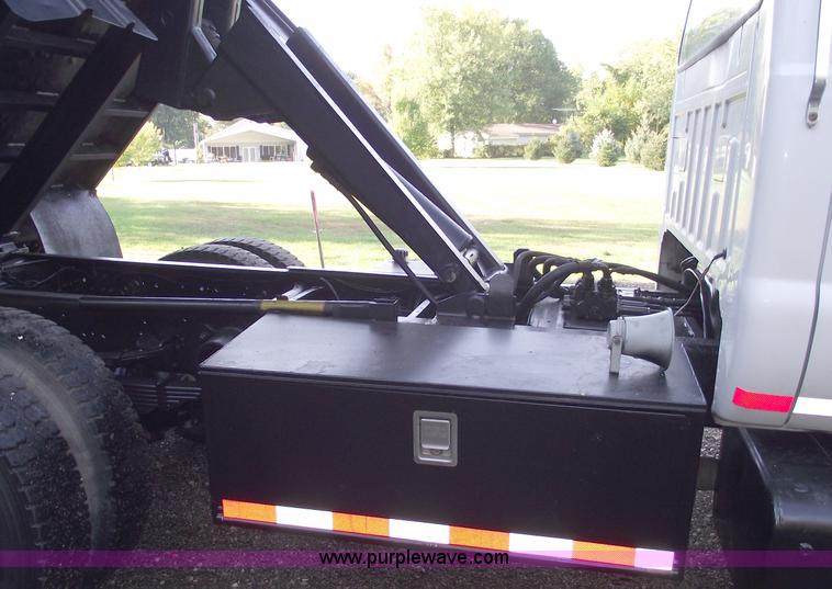 image for item C5585 2000 Ford F650 Super Duty dump truck