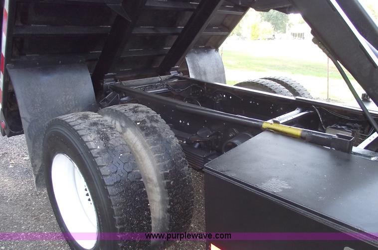 image for item C5585 2000 Ford F650 Super Duty dump truck