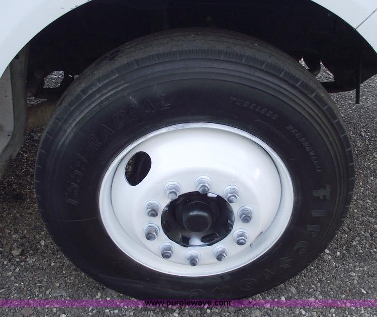 image for item C5585 2000 Ford F650 Super Duty dump truck