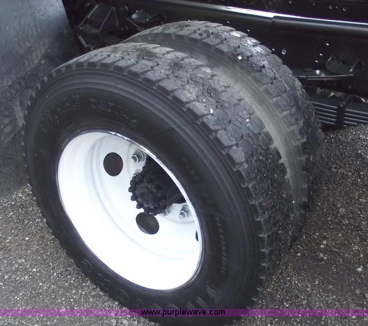 image for item C5585 2000 Ford F650 Super Duty dump truck