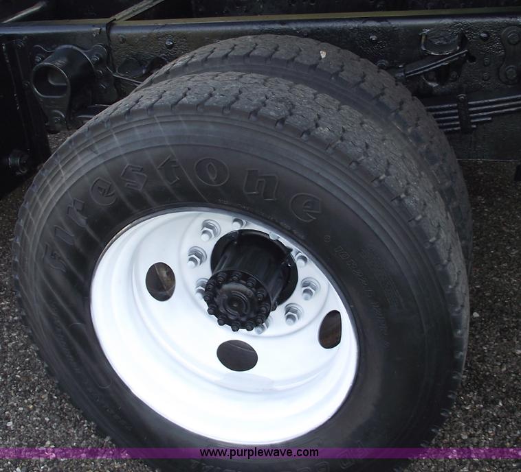 image for item C5585 2000 Ford F650 Super Duty dump truck