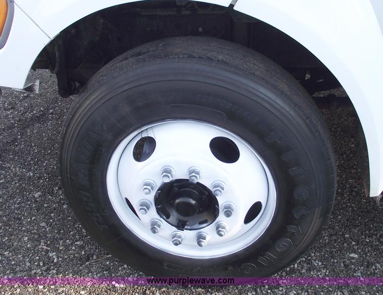 image for item C5585 2000 Ford F650 Super Duty dump truck