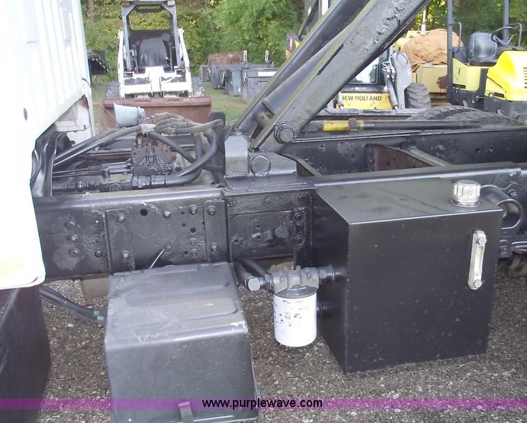 image for item C5585 2000 Ford F650 Super Duty dump truck