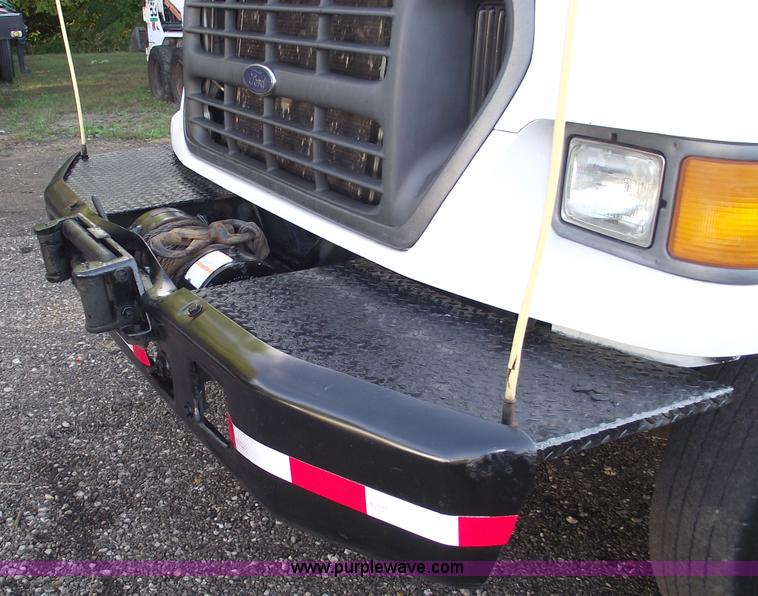 image for item C5585 2000 Ford F650 Super Duty dump truck