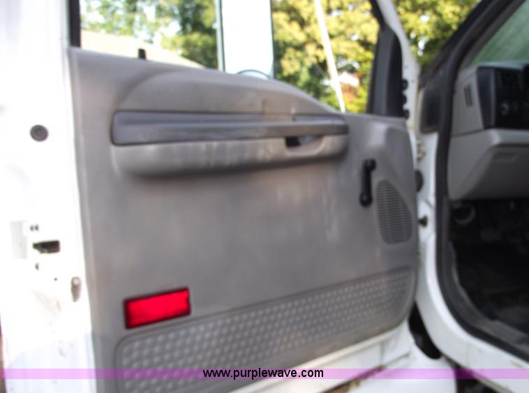 image for item C5585 2000 Ford F650 Super Duty dump truck