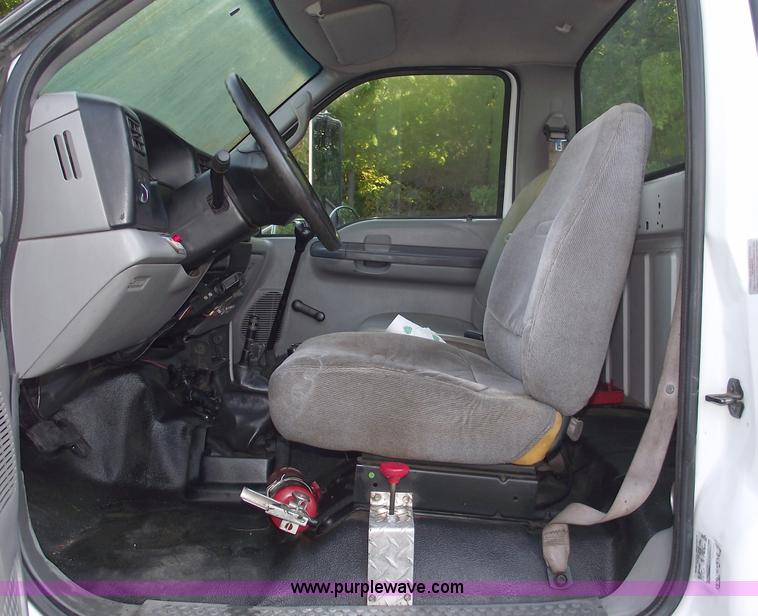 image for item C5585 2000 Ford F650 Super Duty dump truck