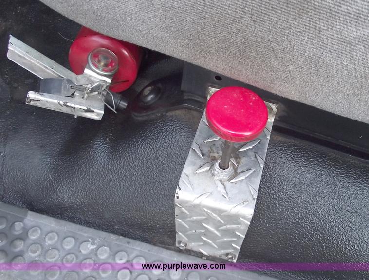 image for item C5585 2000 Ford F650 Super Duty dump truck