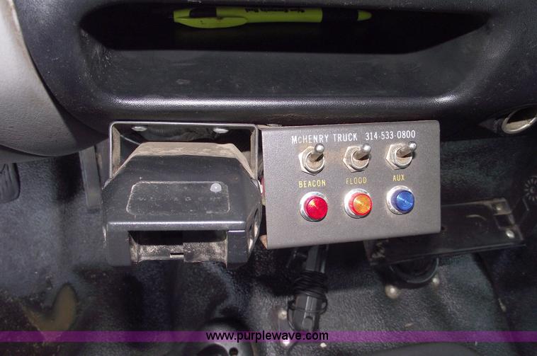 image for item C5585 2000 Ford F650 Super Duty dump truck