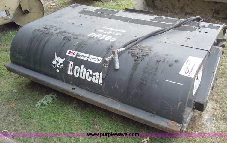 image for item C5593 2007 Bobcat 72 Sweeper skid steer attachment