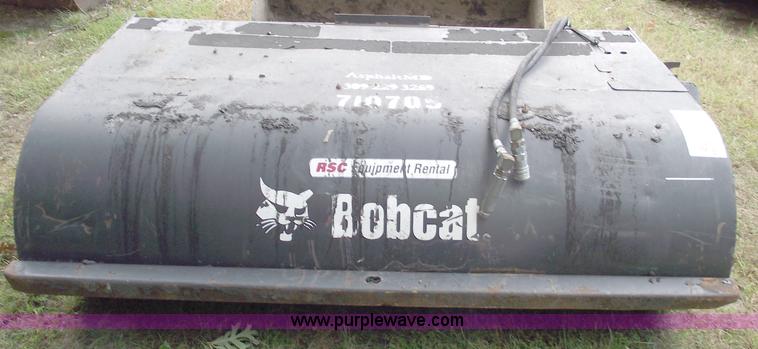 image for item C5593 2007 Bobcat 72 Sweeper skid steer attachment