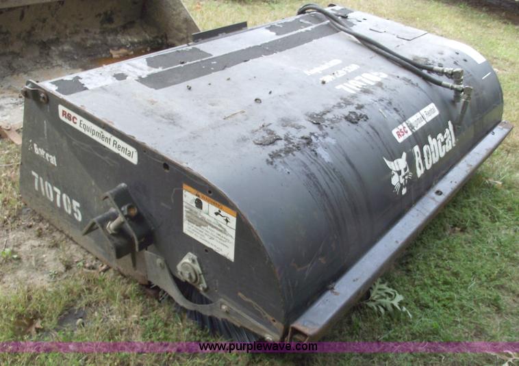 image for item C5593 2007 Bobcat 72 Sweeper skid steer attachment
