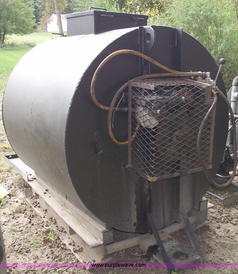 image for item C5600 500 gallon skid mounted seal coat tank