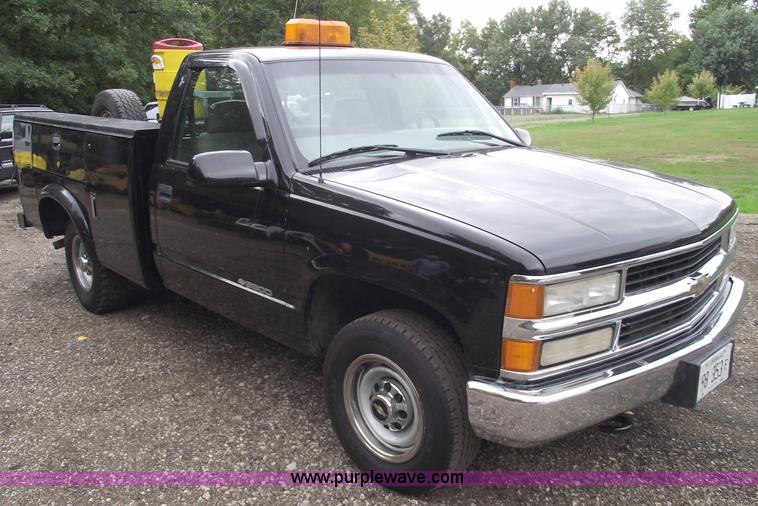 image for item C5607 2000 Chevrolet C3500 LS service truck