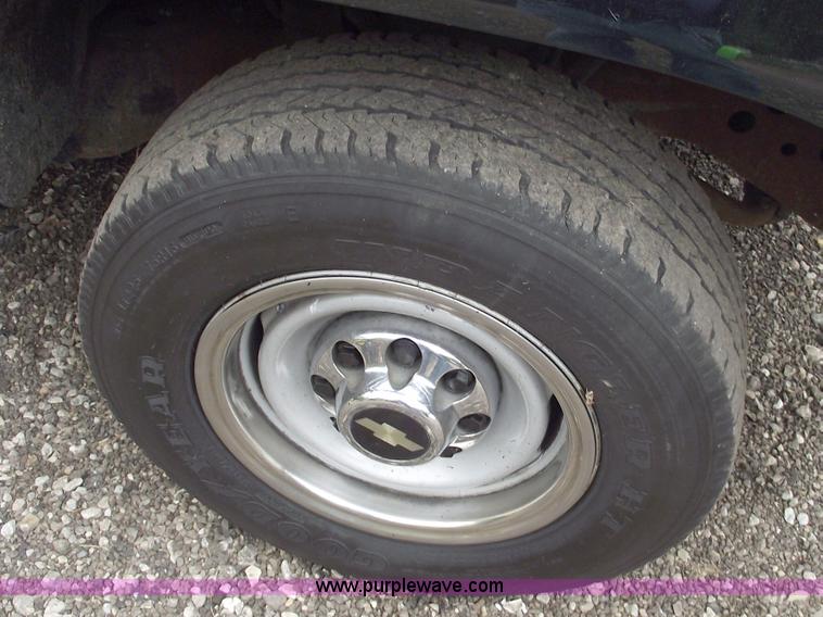 image for item C5607 2000 Chevrolet C3500 LS service truck