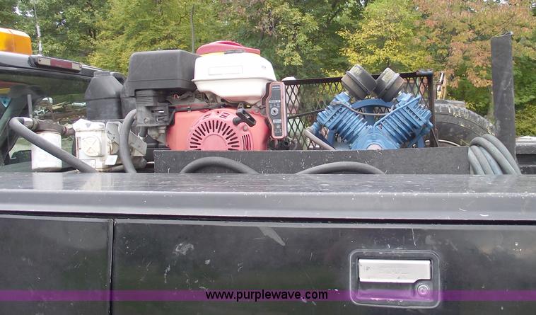 image for item C5607 2000 Chevrolet C3500 LS service truck