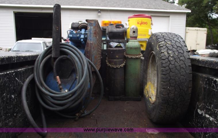 image for item C5607 2000 Chevrolet C3500 LS service truck