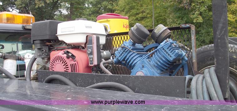 image for item C5607 2000 Chevrolet C3500 LS service truck