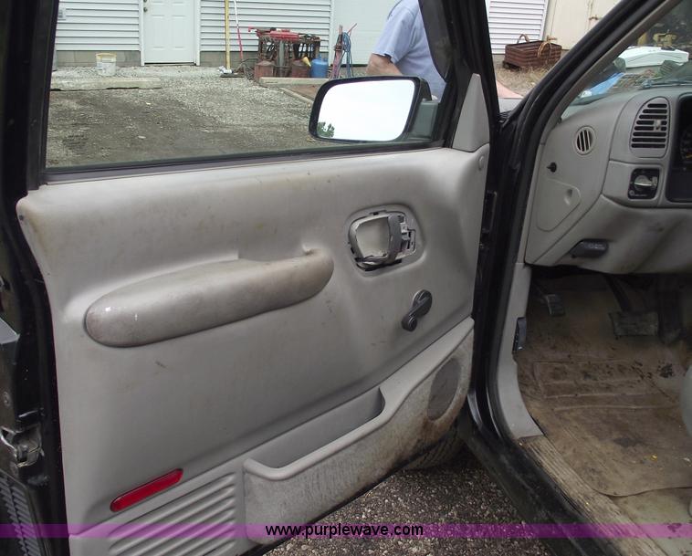 image for item C5607 2000 Chevrolet C3500 LS service truck