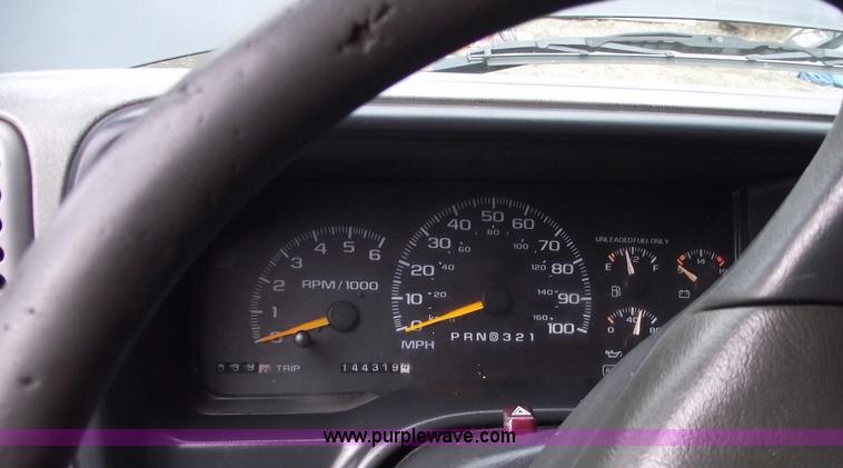 image for item C5607 2000 Chevrolet C3500 LS service truck