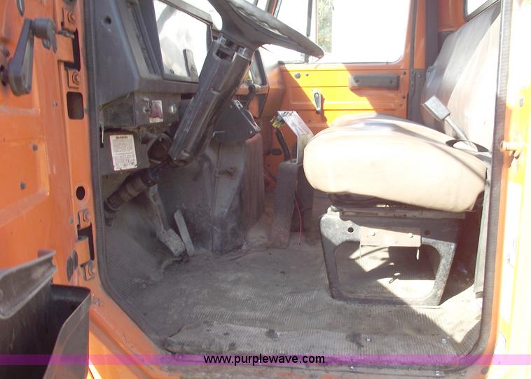 image for item C5619 1999 International 4700 dump truck