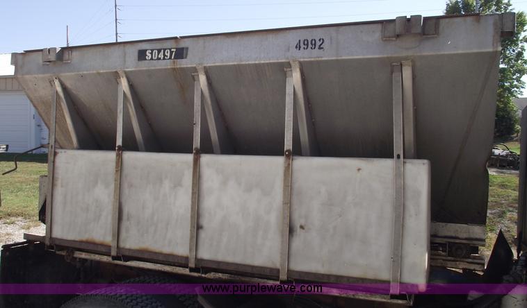 image for item C5620 1988 Ford L9000 dump truck