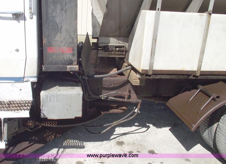 image for item C5620 1988 Ford L9000 dump truck