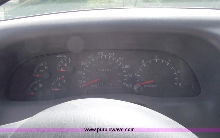 image for item C5653 1999 Ford F450 XL Super Duty pickup truck