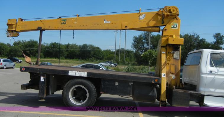 image for item D9611 1978 Ford F800 crane truck