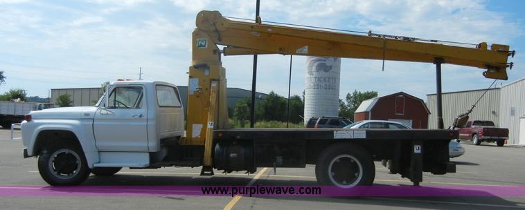 image for item D9611 1978 Ford F800 crane truck