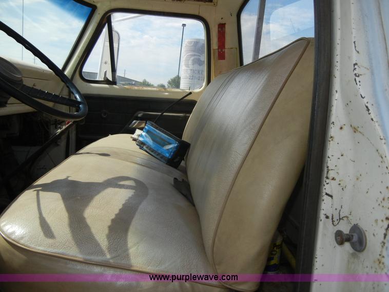 image for item D9611 1978 Ford F800 crane truck