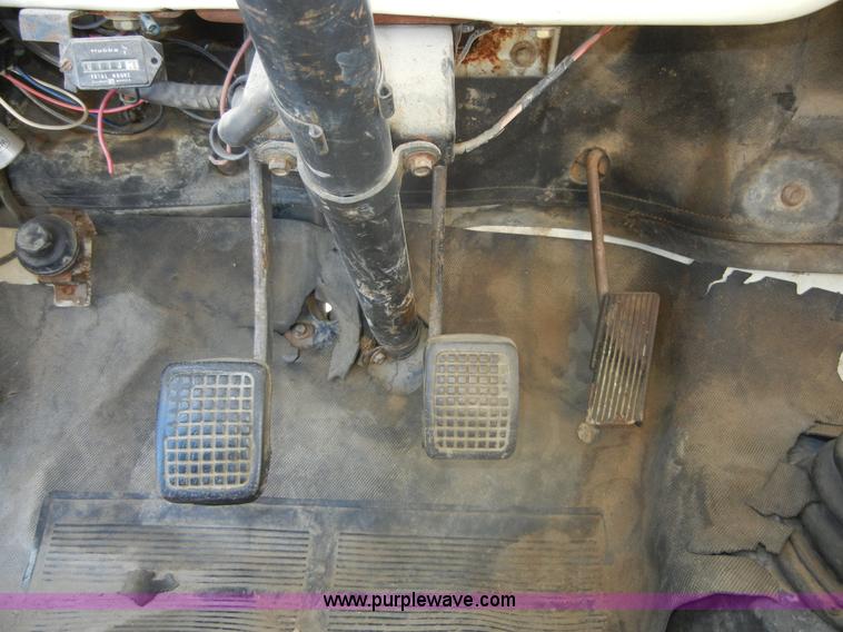 image for item D9611 1978 Ford F800 crane truck