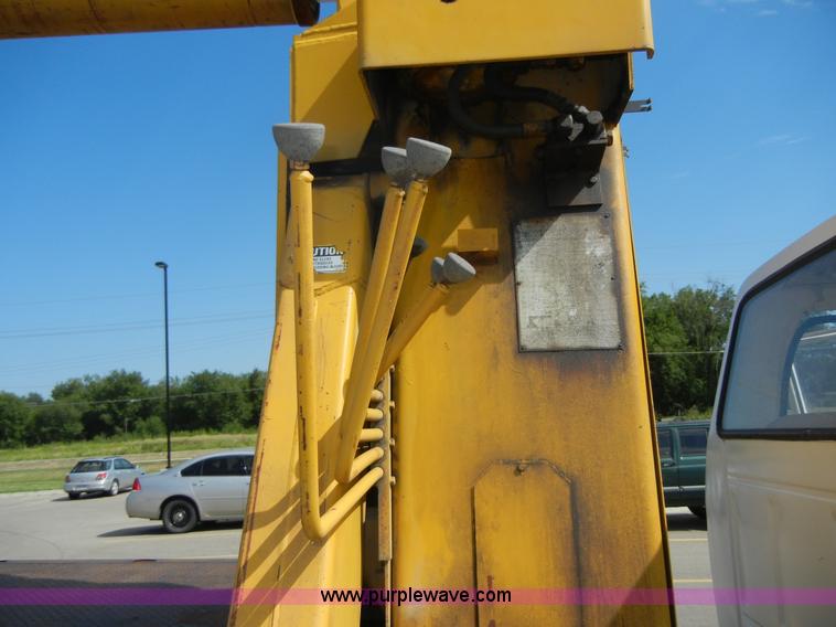 image for item D9611 1978 Ford F800 crane truck