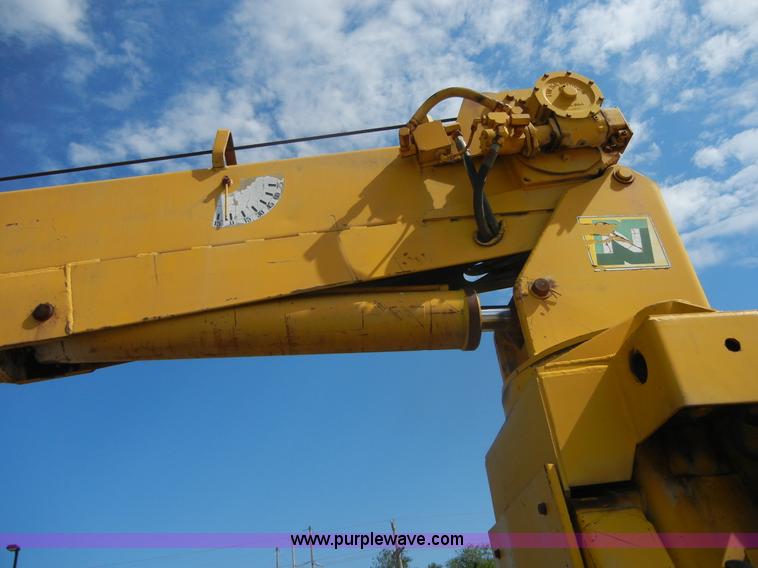 image for item D9611 1978 Ford F800 crane truck