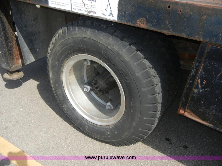 image for item D9611 1978 Ford F800 crane truck