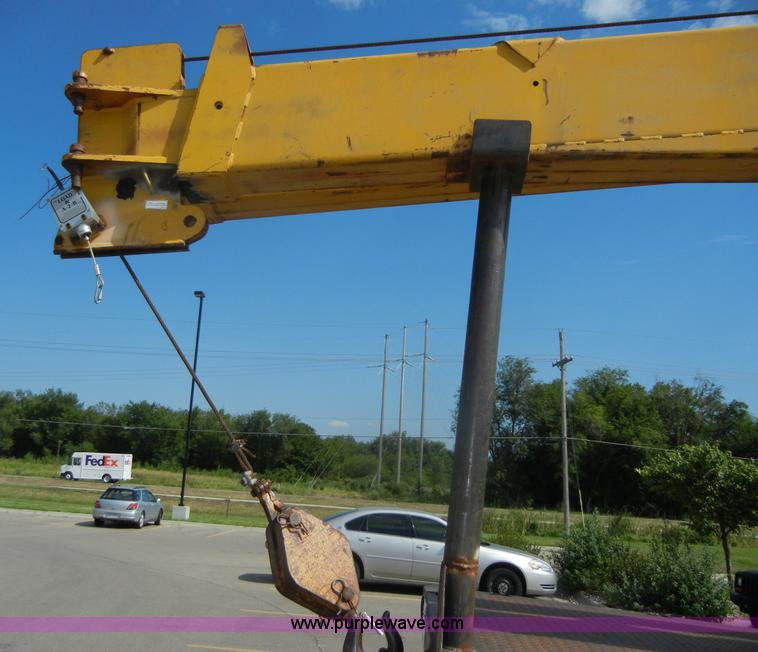 image for item D9611 1978 Ford F800 crane truck