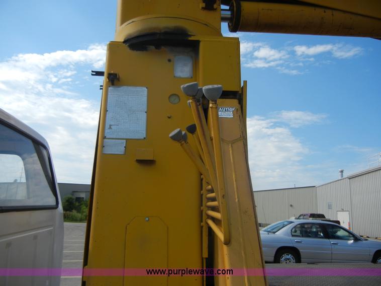 image for item D9611 1978 Ford F800 crane truck