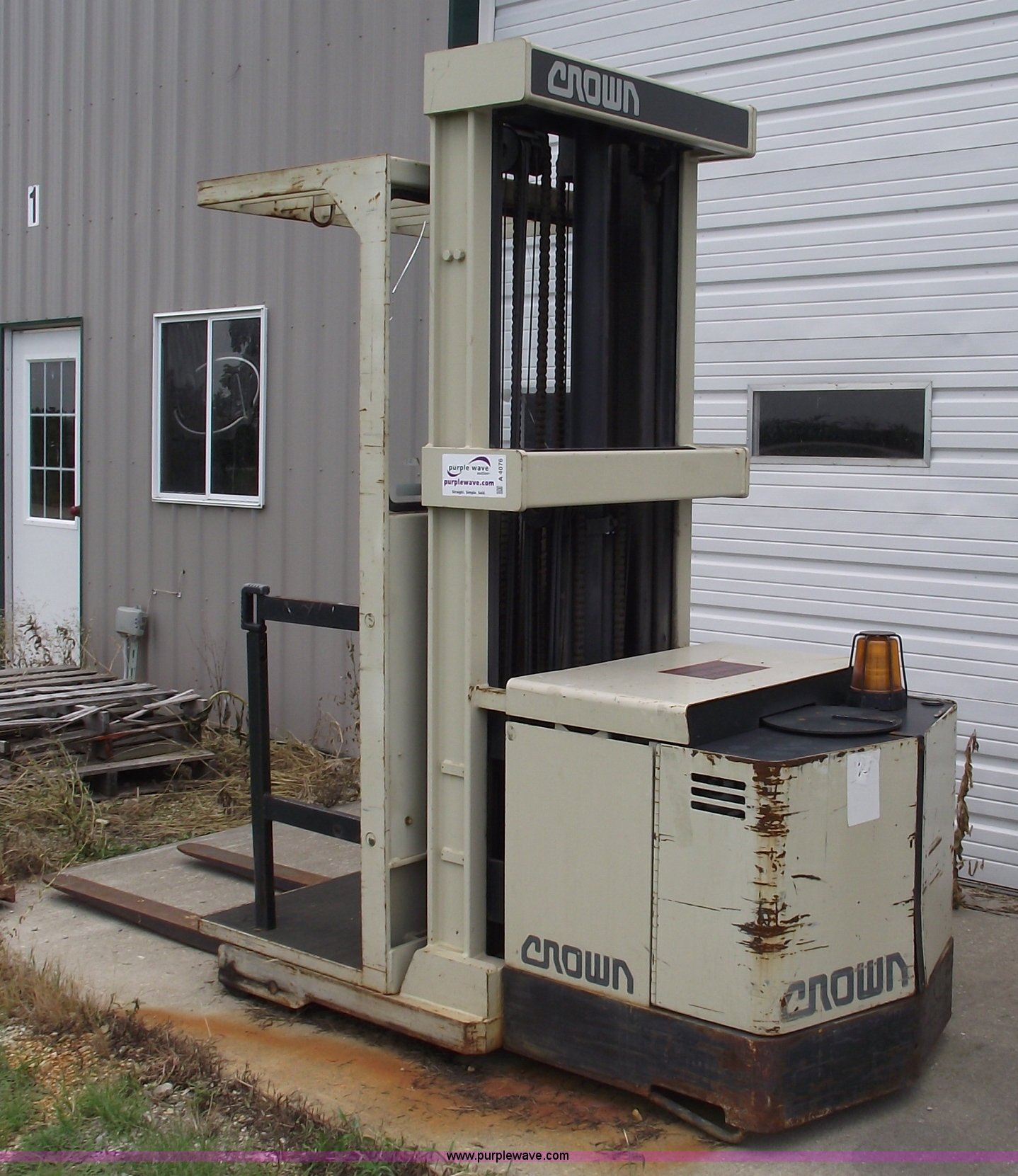 Crown standup forklift in Odessa, MO Item A4076 sold Purple Wave