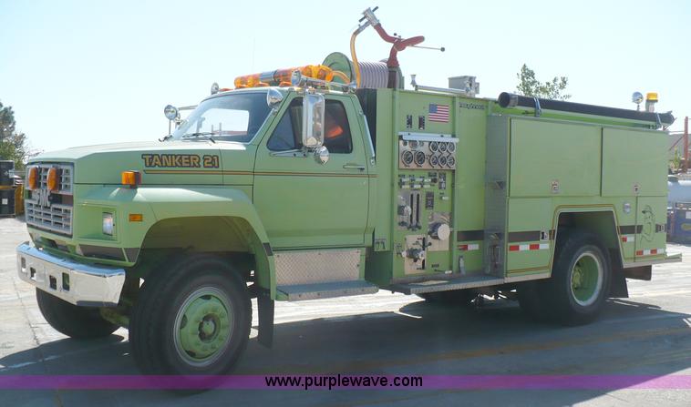 image for item A4871 1985 Ford F800 firetruck