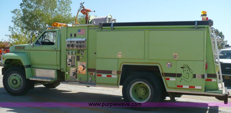 image for item A4871 1985 Ford F800 firetruck