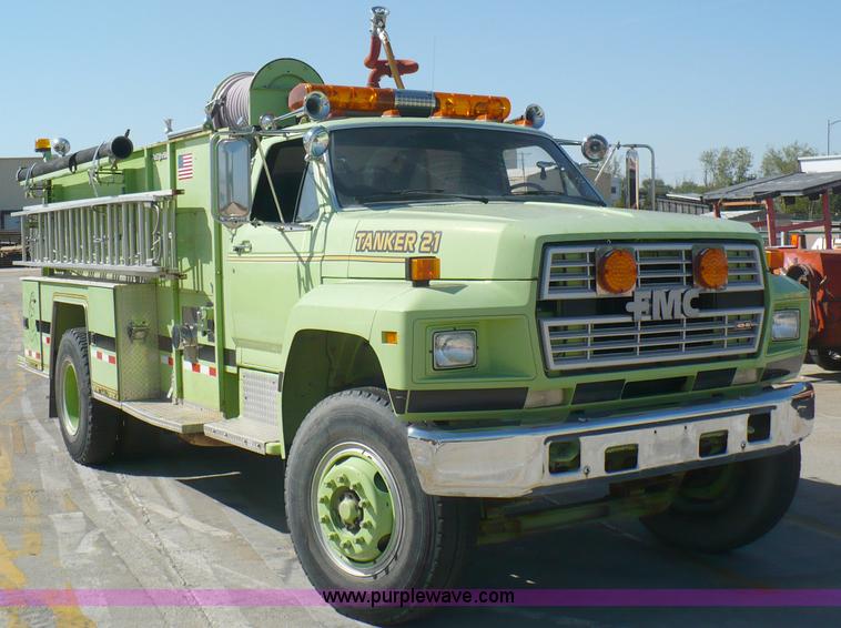 image for item A4871 1985 Ford F800 firetruck