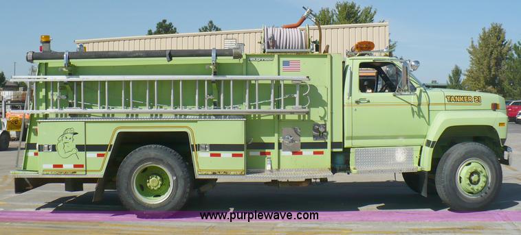 image for item A4871 1985 Ford F800 firetruck