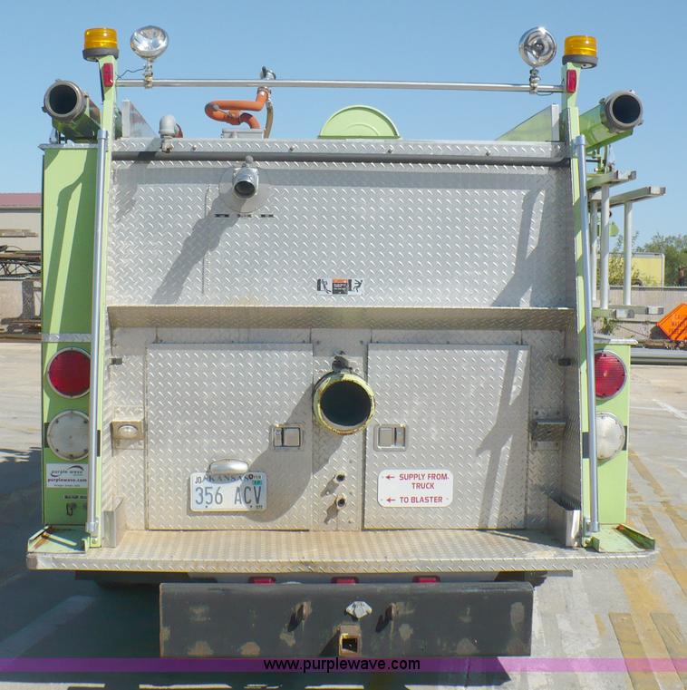 image for item A4871 1985 Ford F800 firetruck