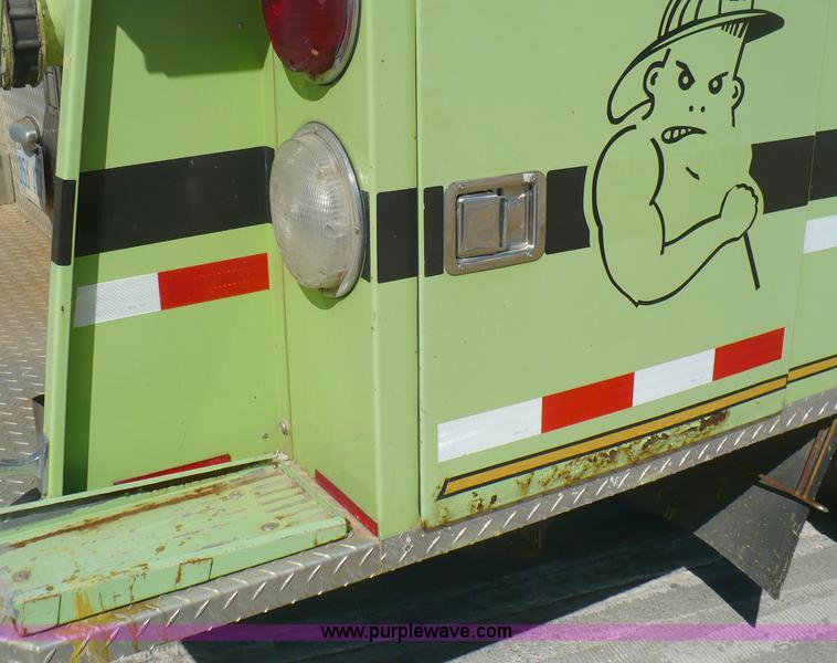 image for item A4871 1985 Ford F800 firetruck